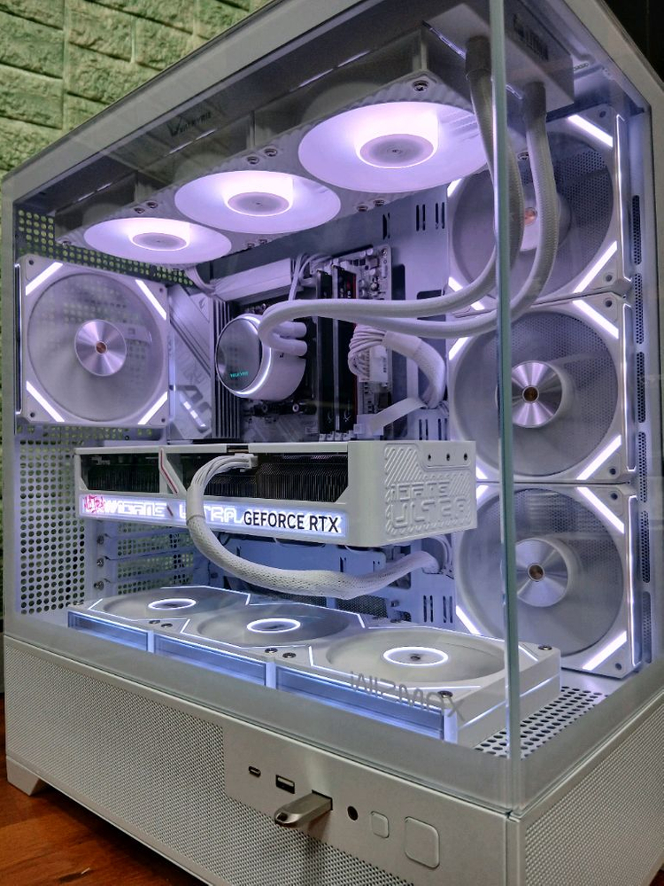 미사용 ) 9800X3D & RTX5070TI 화이트 컴퓨터 이미지