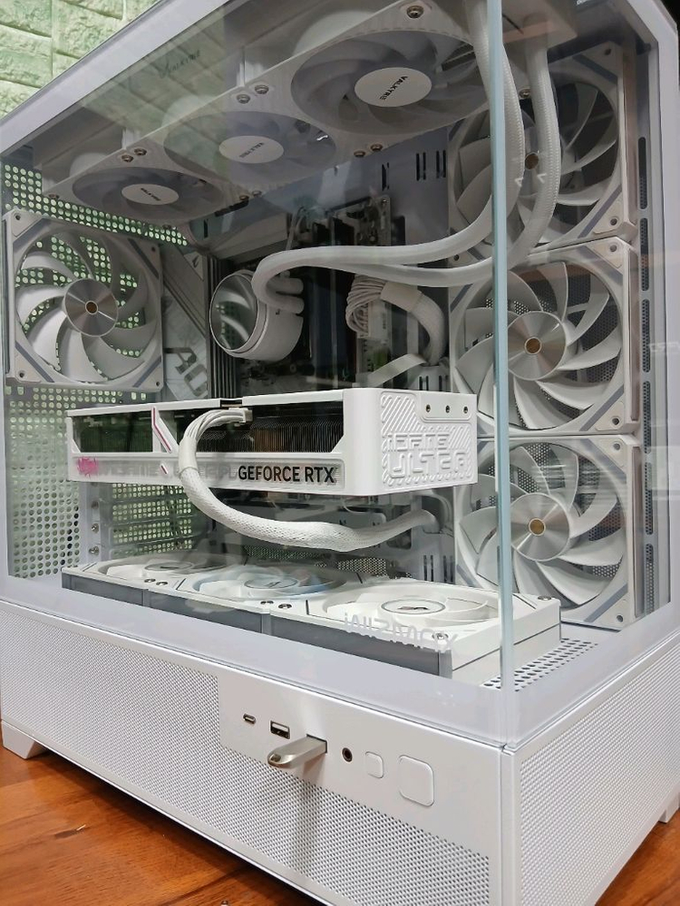 미사용 ) 9800X3D & RTX5070TI 화이트 컴퓨터 이미지