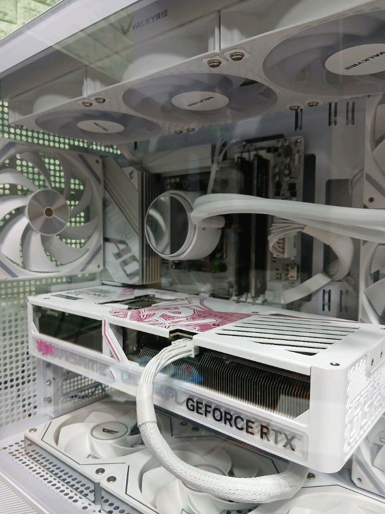 미사용 ) 9800X3D & RTX5070TI 화이트 컴퓨터 이미지