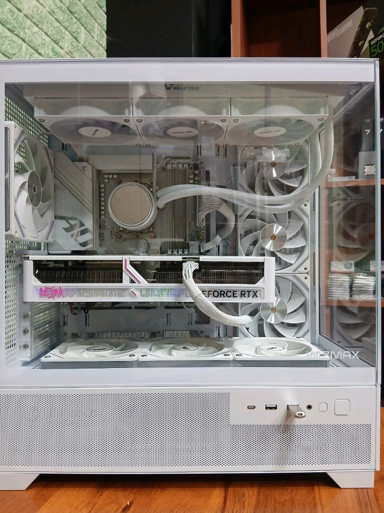 미사용 ) 9800X3D & RTX5070TI 화이트 컴퓨터 이미지