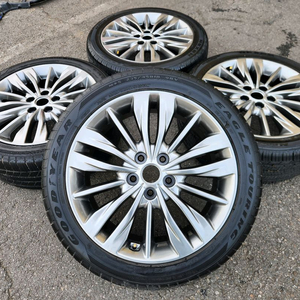 기아 더뉴 K5 18인치 휠 타이어 세트 판매합니다. 이미지