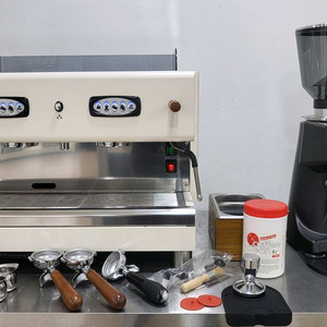 라스칼라 노르마 커피머신과 펠리체 자동 그라인더 포함 이미지