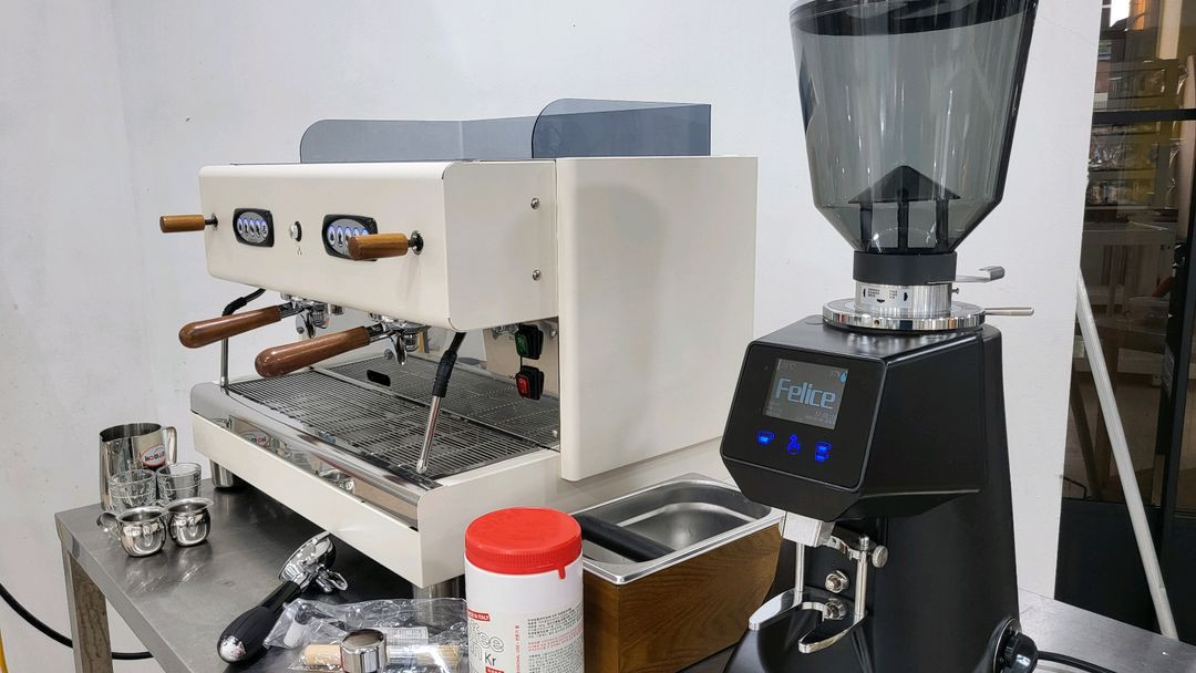 라스칼라 노르마 커피머신과 펠리체 자동 그라인더 포함 이미지