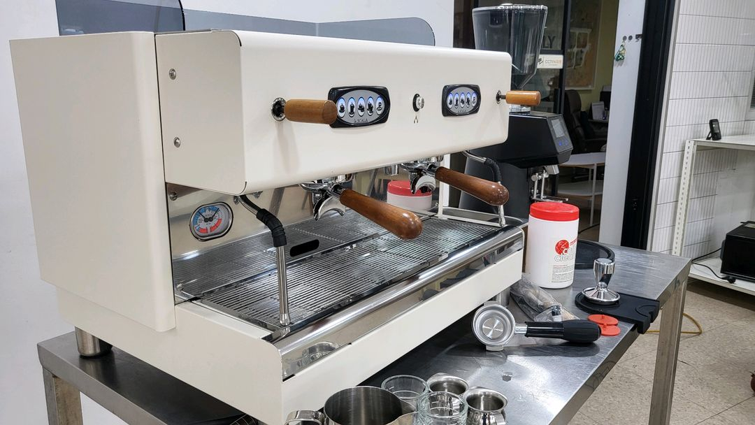 라스칼라 노르마 커피머신과 펠리체 자동 그라인더 포함 이미지