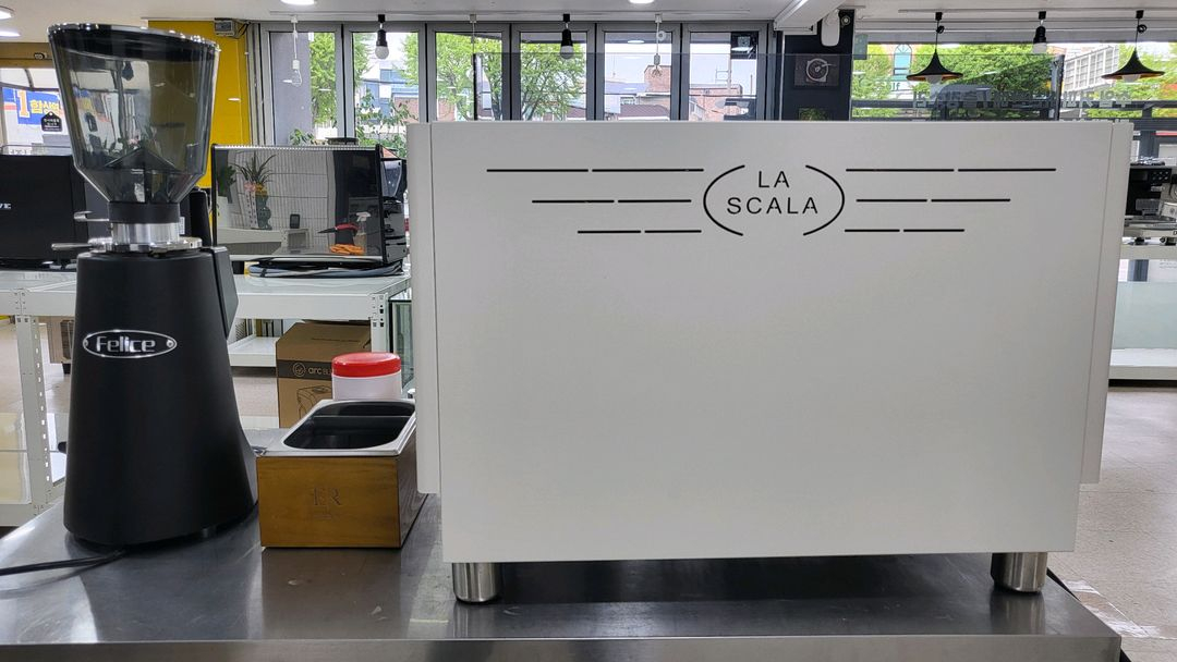 라스칼라 노르마 커피머신과 펠리체 자동 그라인더 포함 이미지