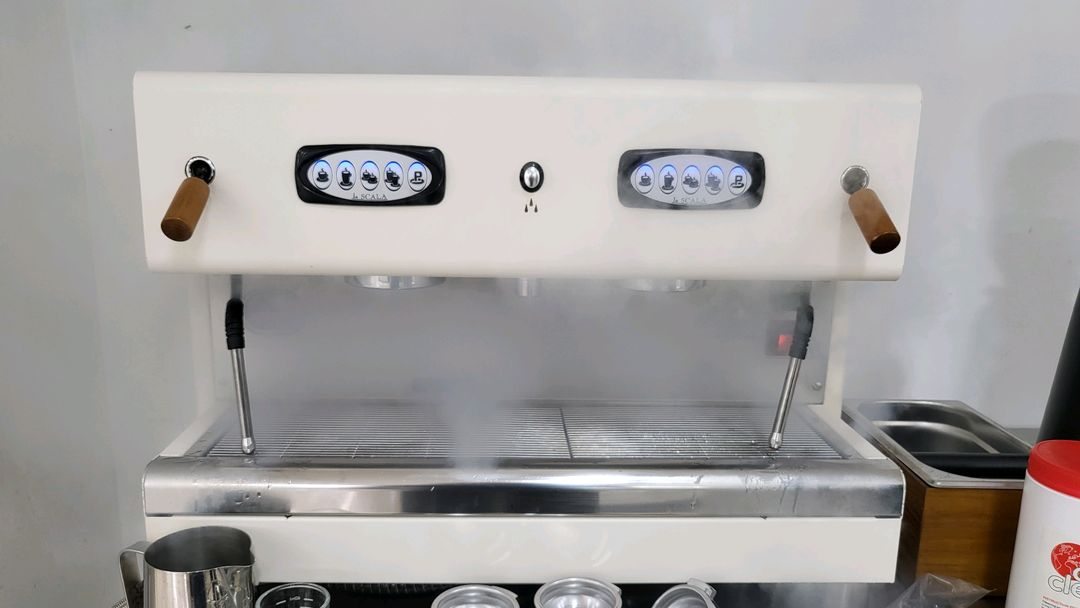 라스칼라 노르마 커피머신과 펠리체 자동 그라인더 포함 이미지