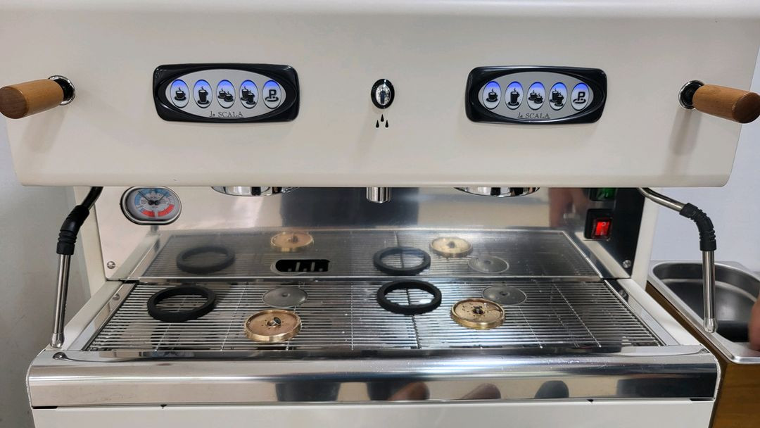 라스칼라 노르마 커피머신과 펠리체 자동 그라인더 포함 이미지