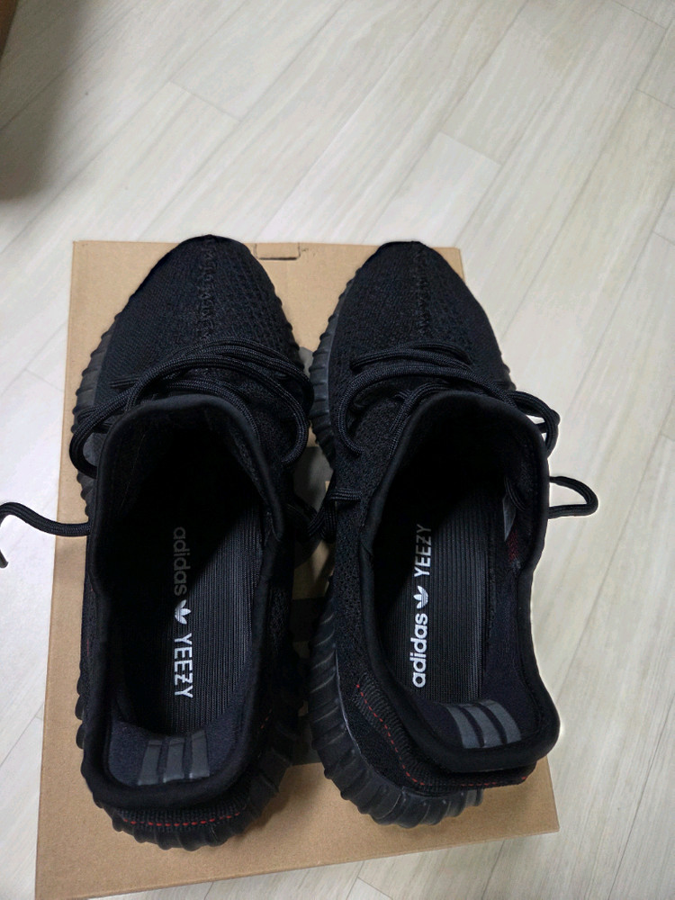 이지부스트 350V2 블랙레드 270사이즈 이미지