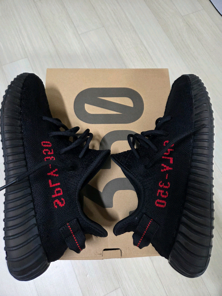 이지부스트 350V2 블랙레드 270사이즈 이미지