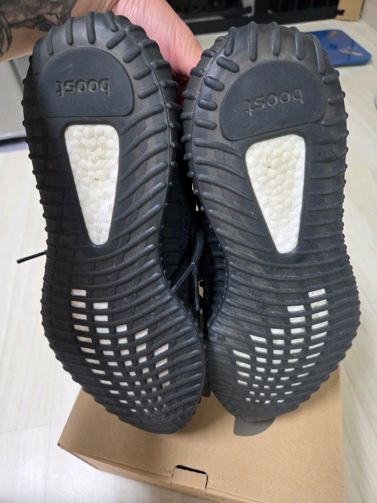 이지부스트 350V2 블랙레드 270사이즈 이미지