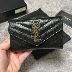 [풀구성] 입생로랑 마틀라세 엔벨로프 중지갑 블랙 이미지