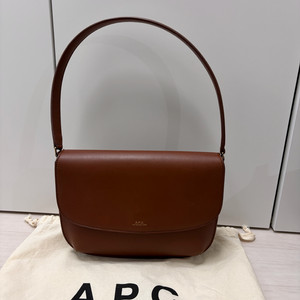 아페쎄 사라 숄더백 브라운 이미지