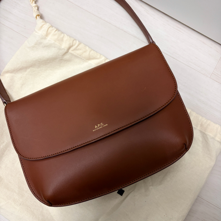 아페쎄 사라 숄더백 브라운 이미지