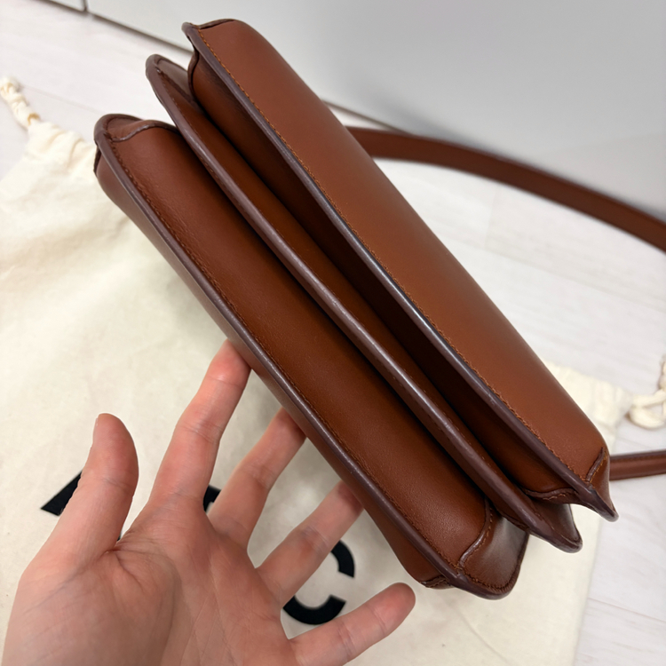 아페쎄 사라 숄더백 브라운 이미지