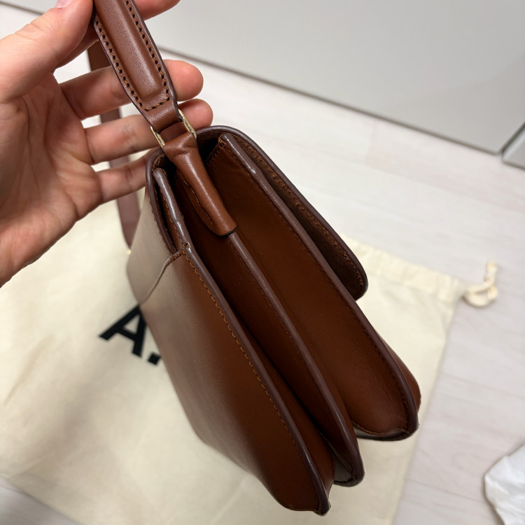 아페쎄 사라 숄더백 브라운 이미지