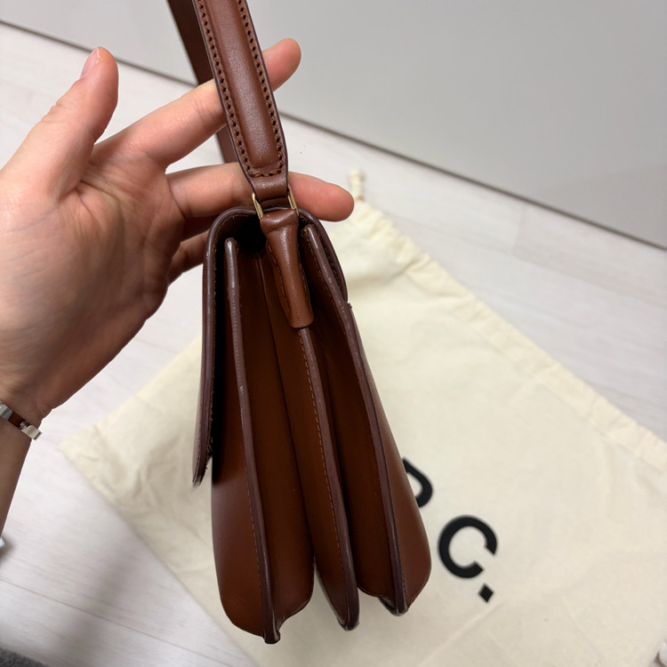 아페쎄 사라 숄더백 브라운 이미지