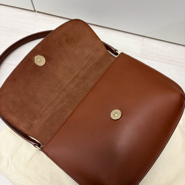 아페쎄 사라 숄더백 브라운 이미지