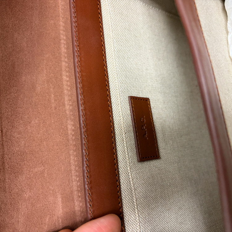 아페쎄 사라 숄더백 브라운 이미지