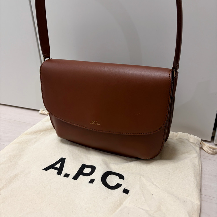 아페쎄 사라 숄더백 브라운 이미지