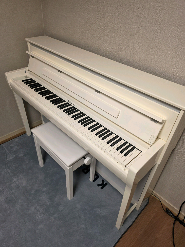 야마하 디지털피아노 CLP-785 유광화이트 팝니다 이미지