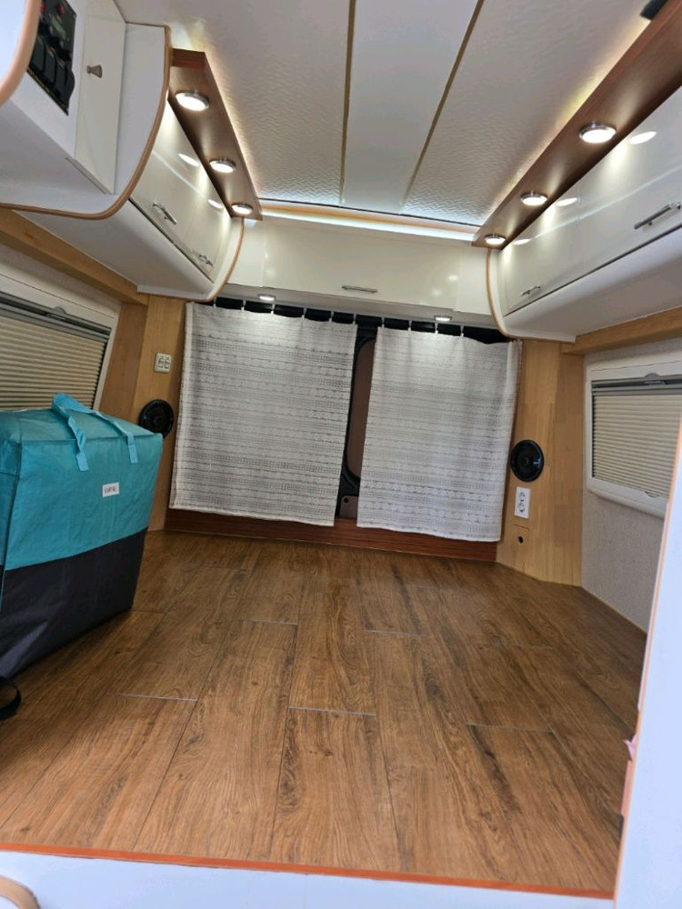 중고 캠핑카 이미지