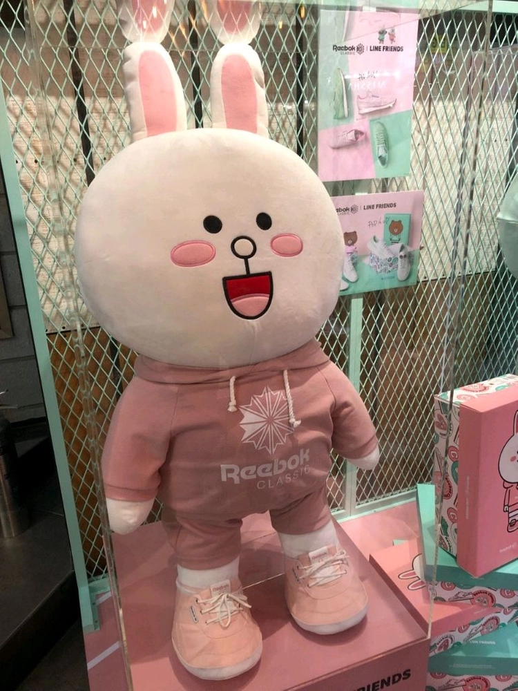라인프렌즈 코니 리복콜라보디피연출제품 팔았던제품아님(인형은코니정품,옷신발 리복제작) - 안심되는 중고거래