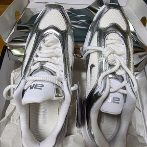 나이키 에어맥스 뮤즈 화이트 앤 메탈릭 실버 235 이미지