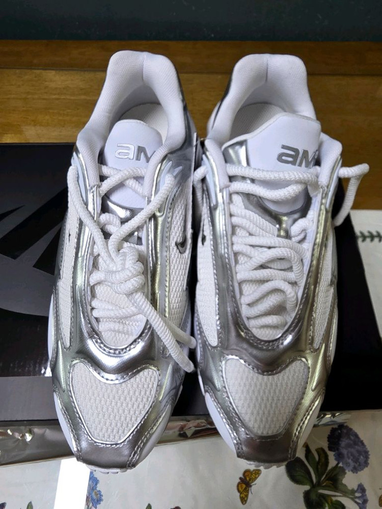 나이키 에어맥스 뮤즈 화이트 앤 메탈릭 실버 235 이미지