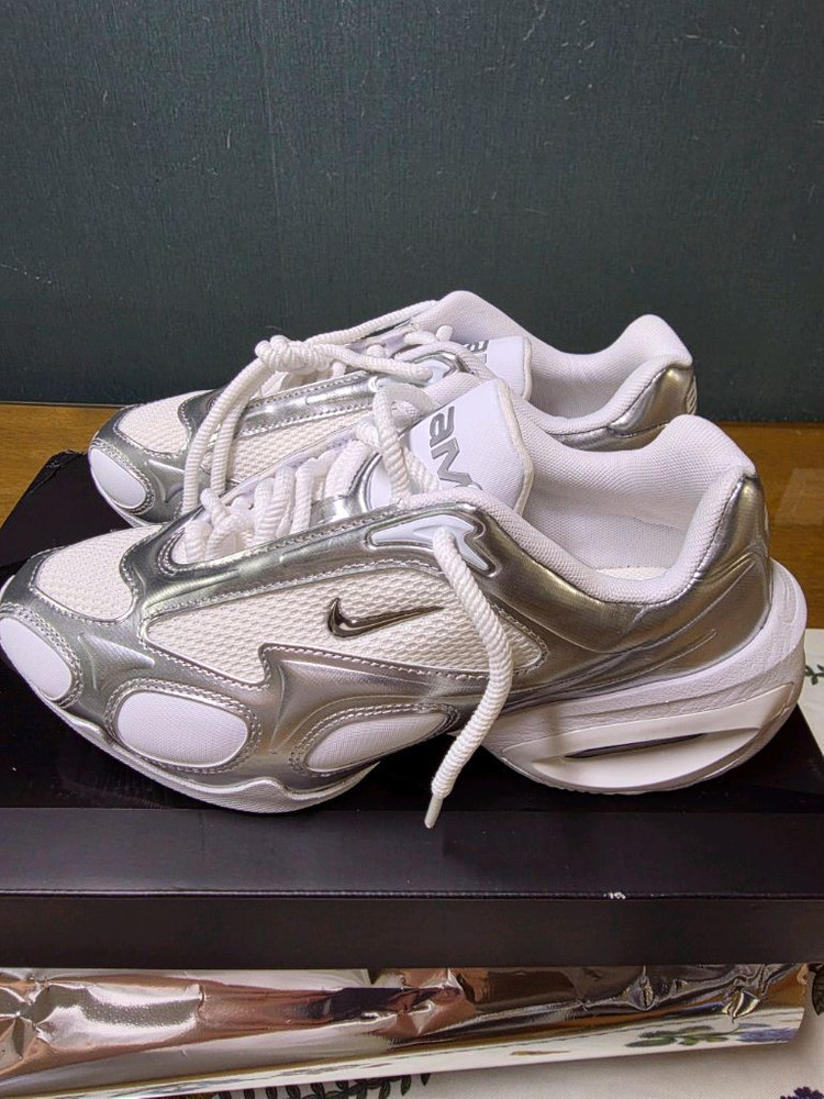 나이키 에어맥스 뮤즈 화이트 앤 메탈릭 실버 235 이미지