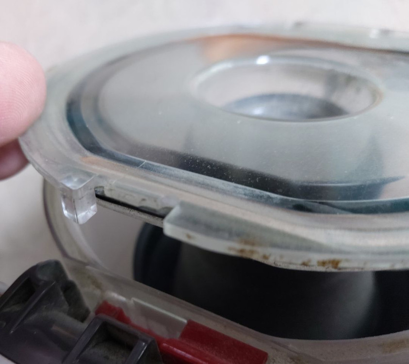 다이슨 V8 무선 청소기 파손품 부품용으로 처분 이미지