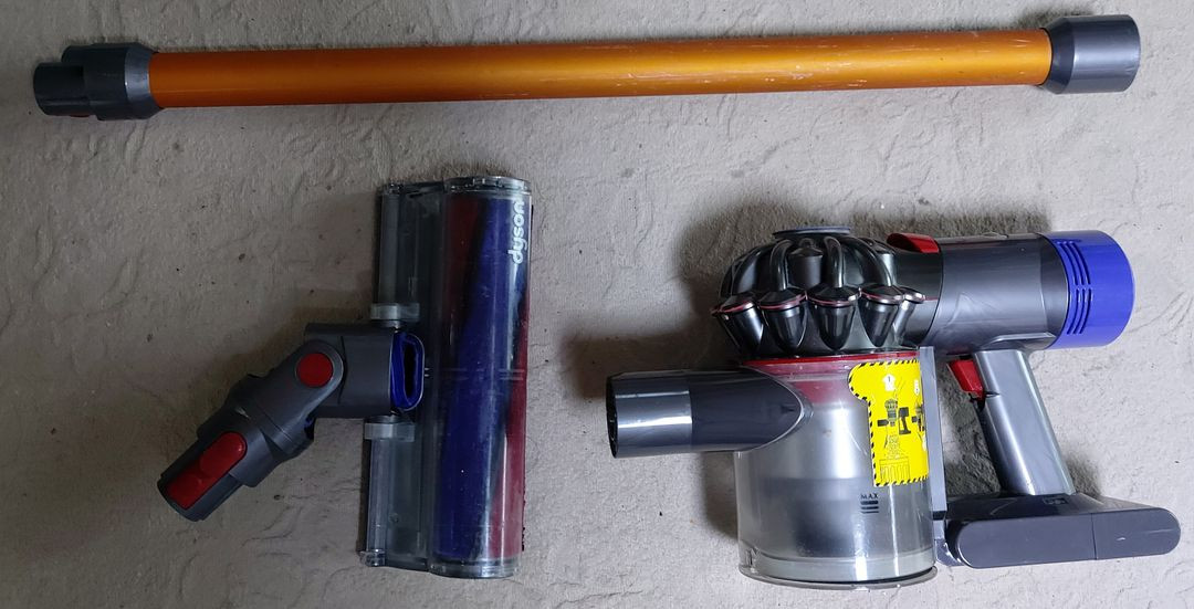 다이슨 V8 무선 청소기 파손품 부품용으로 처분 이미지