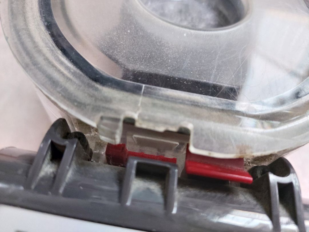 다이슨 V8 무선 청소기 파손품 부품용으로 처분 이미지