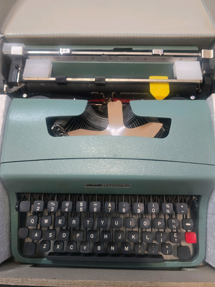올리베티 32영문 타자기 미사용 이미지