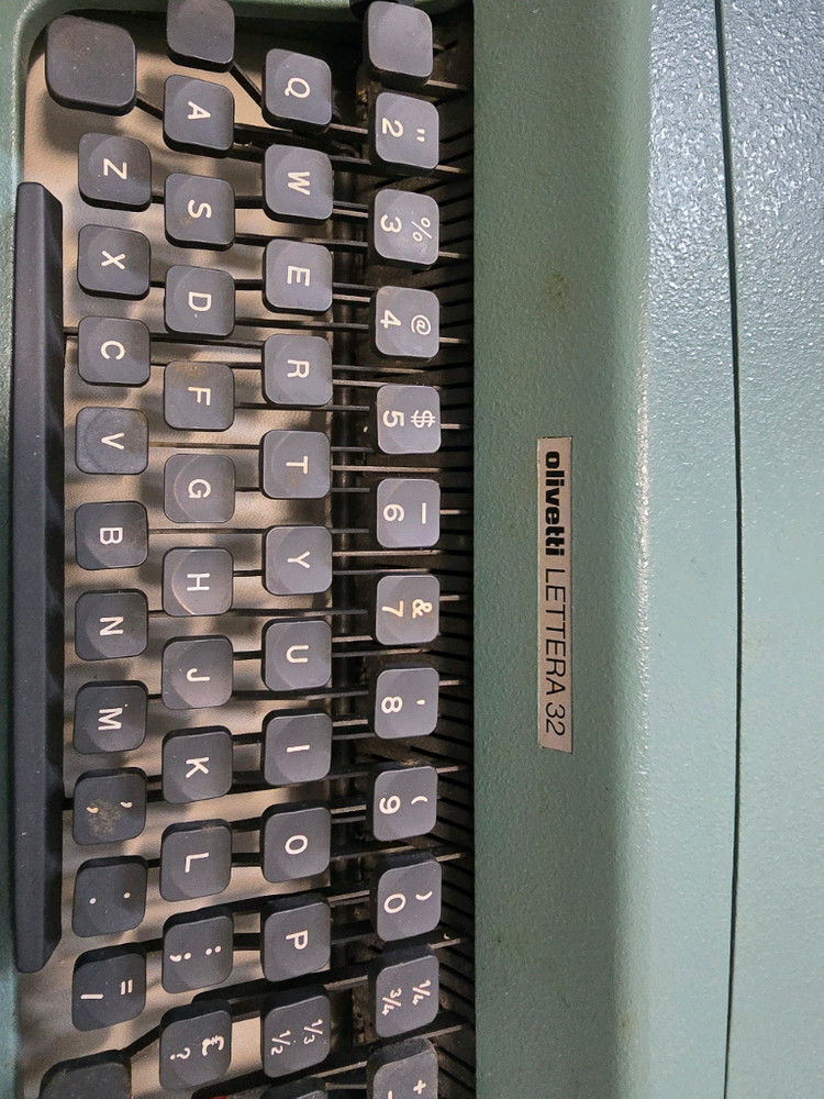 올리베티 32영문 타자기 미사용 이미지
