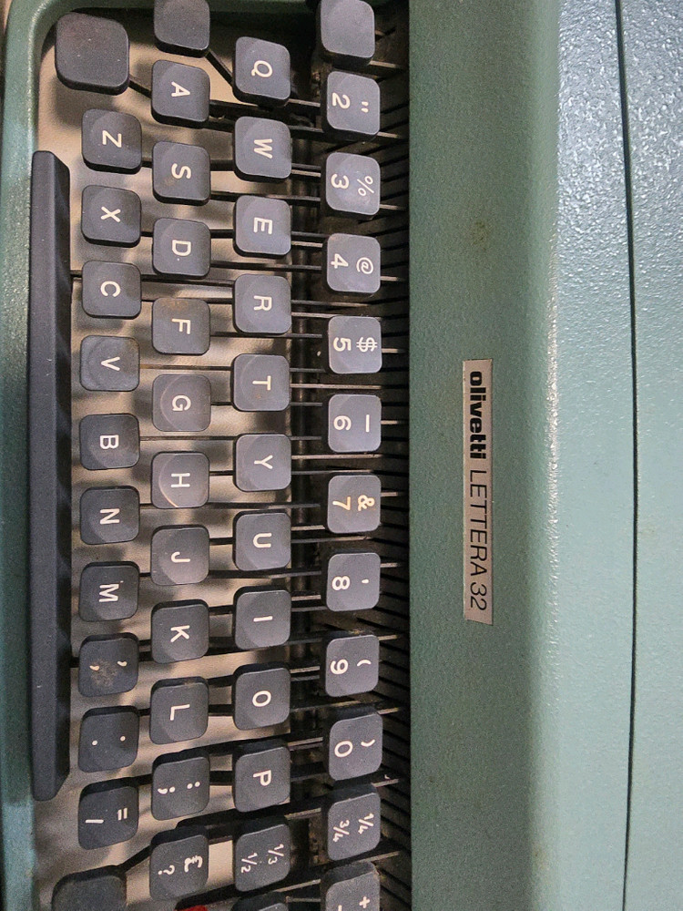 올리베티 32영문 타자기 미사용 이미지