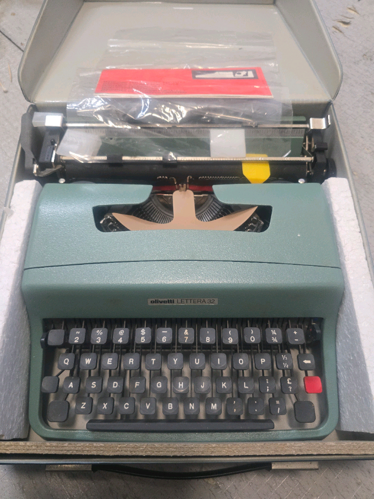 올리베티 32영문 타자기 미사용 이미지