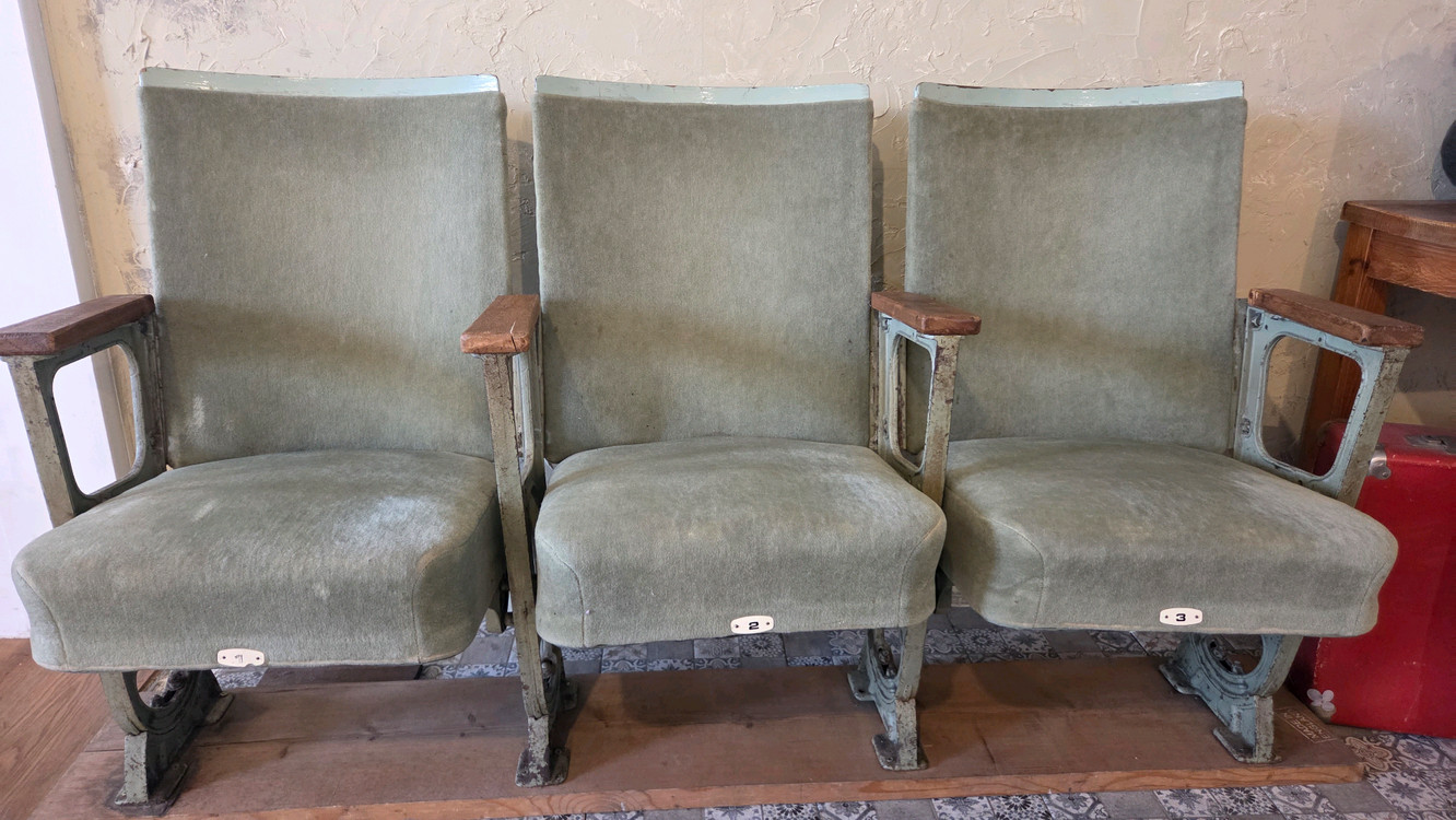 영국산 클래식 영화관 빈티지가구 이미지