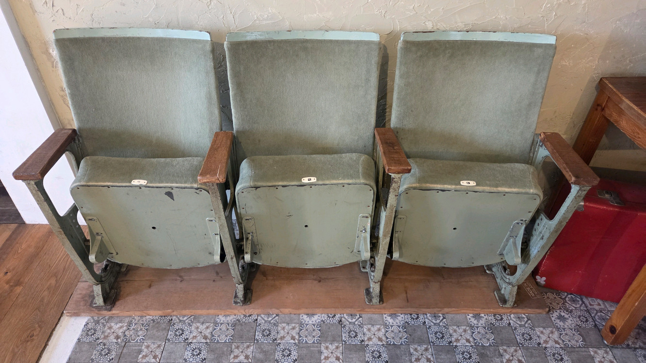 영국산 클래식 영화관 빈티지가구 이미지