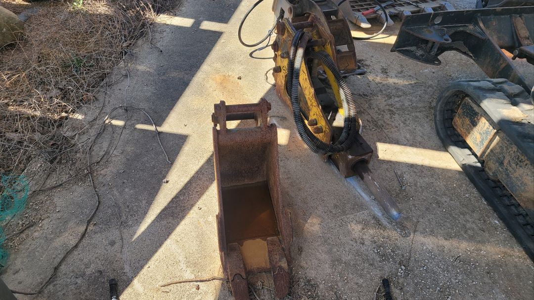 현대 미니굴삭기 R17 2016년식 풀세트, 채바가지, 유압집게 포함 장비~!! 이미지