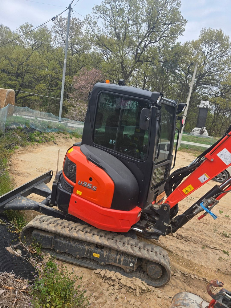 구보다 미니굴삭기 U35캐빈 2024년식 1000시간 가동 회링,집게 장착장비~! 이미지