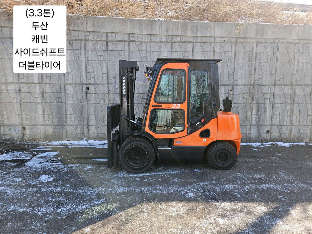 중고지게차 두산 D33SE-5 디젤 3.3톤 지게차 (캐빈, 사이드쉬프트, 더블타이어(캐리지) ) 이미지