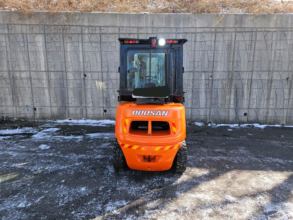 중고지게차 두산 D33SE-5 디젤 3.3톤 지게차 (캐빈, 사이드쉬프트, 더블타이어(캐리지) ) 이미지