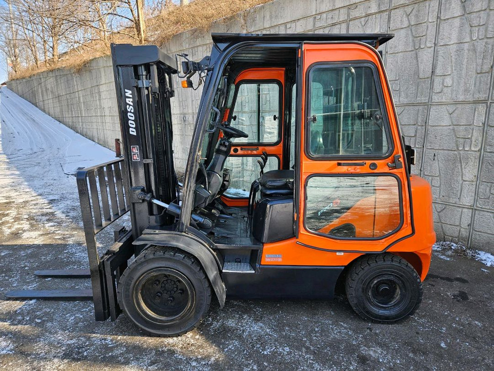 중고지게차 두산 D33SE-5 디젤 3.3톤 지게차 (캐빈, 사이드쉬프트, 더블타이어(캐리지) ) 이미지