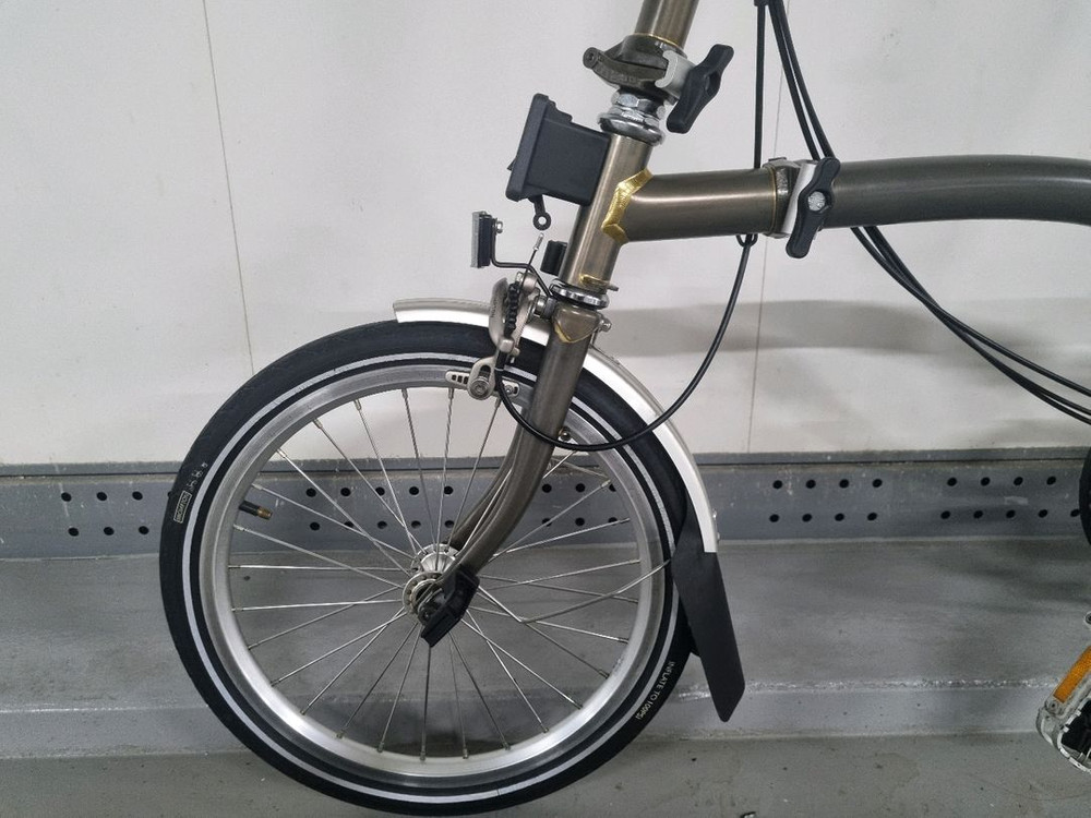 브롬톤 c라인 로우락커 m6r 판매합니다 이미지