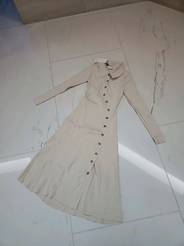 23만원짜리 백화점 브랜드 로로시크 언발란스 골드버튼 슬림핏 A라인 골지니트원피스 이미지