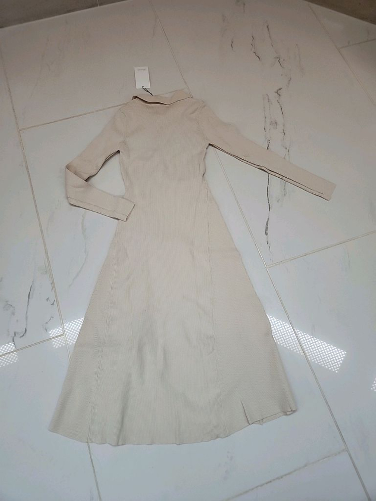 23만원짜리 백화점 브랜드 로로시크 언발란스 골드버튼 슬림핏 A라인 골지니트원피스 이미지