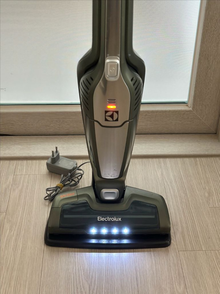 일렉트로룩스 무선청소기 ZB3106AK 이미지