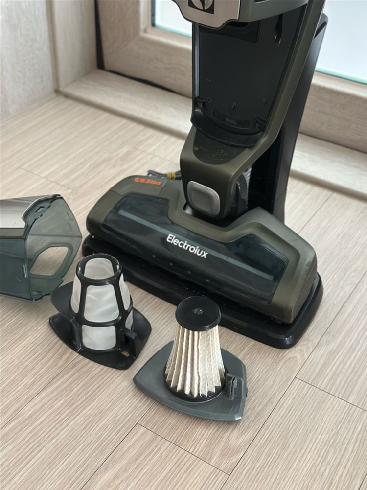 일렉트로룩스 무선청소기 ZB3106AK 이미지