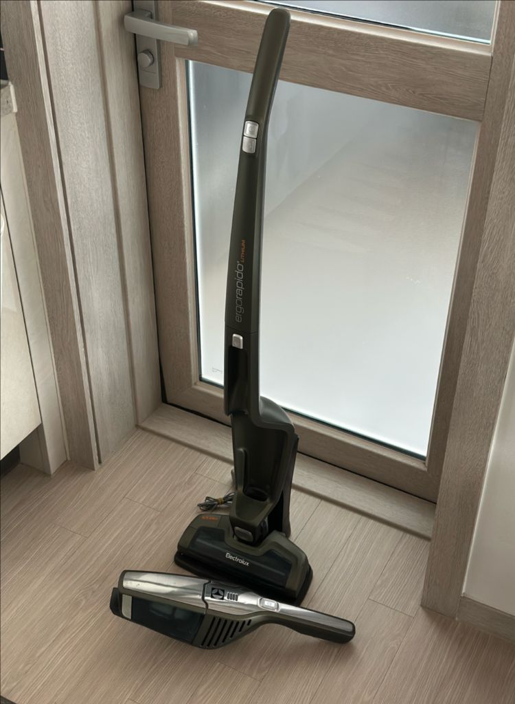 일렉트로룩스 무선청소기 ZB3106AK 이미지