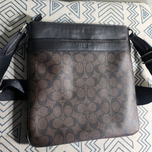 시그니처 코치 크로스백 이미지